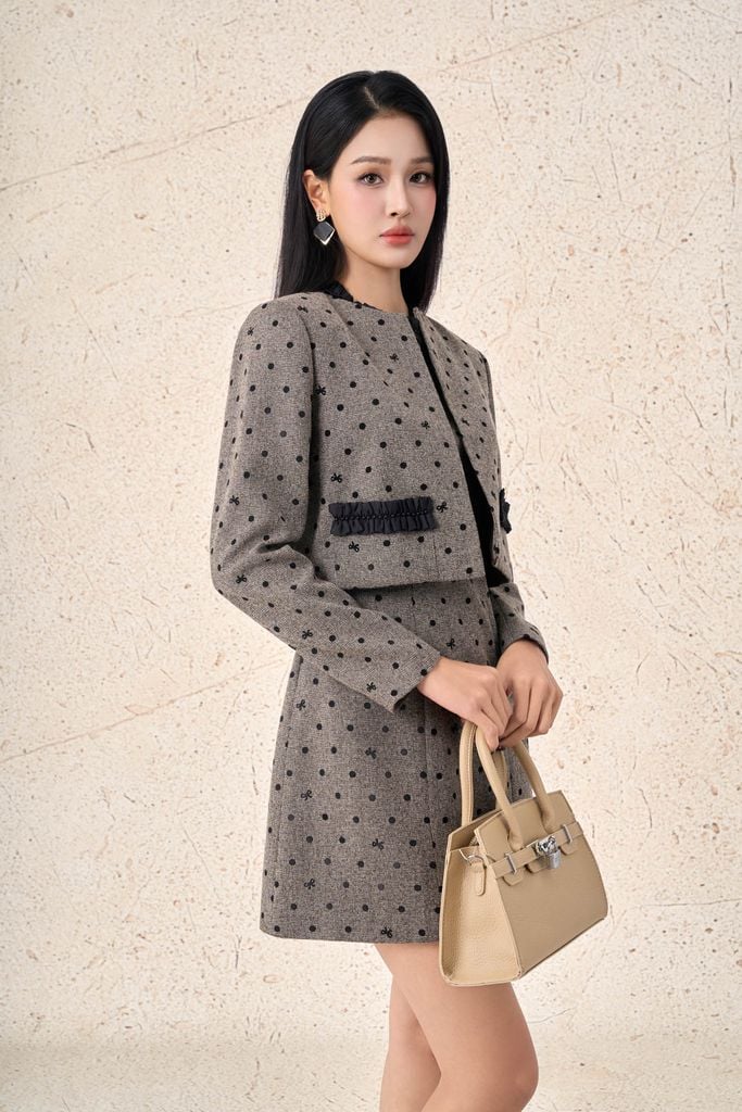 BKM93569 - Áo khoác kiểu vải thô nhung dáng ngắn cổ tròn thân áo đính nắp túi ốp tạo kiểu - PANTIO