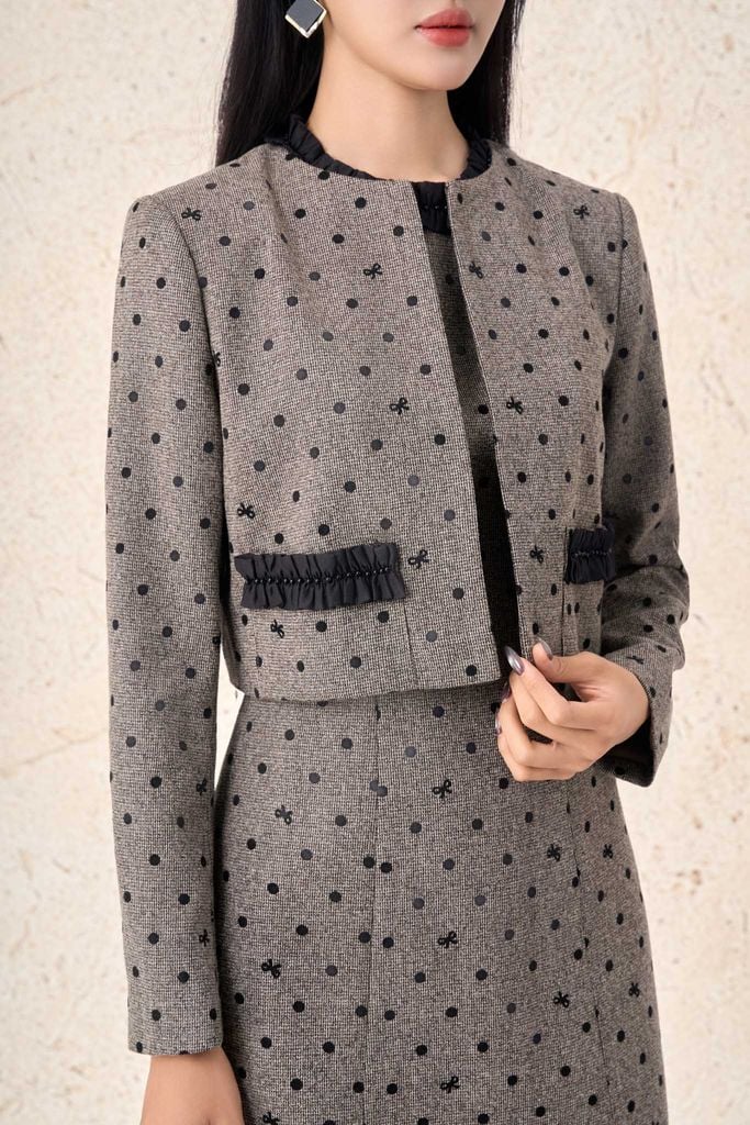 BKM93569 - Áo khoác kiểu vải thô nhung dáng ngắn cổ tròn thân áo đính nắp túi ốp tạo kiểu - PANTIO