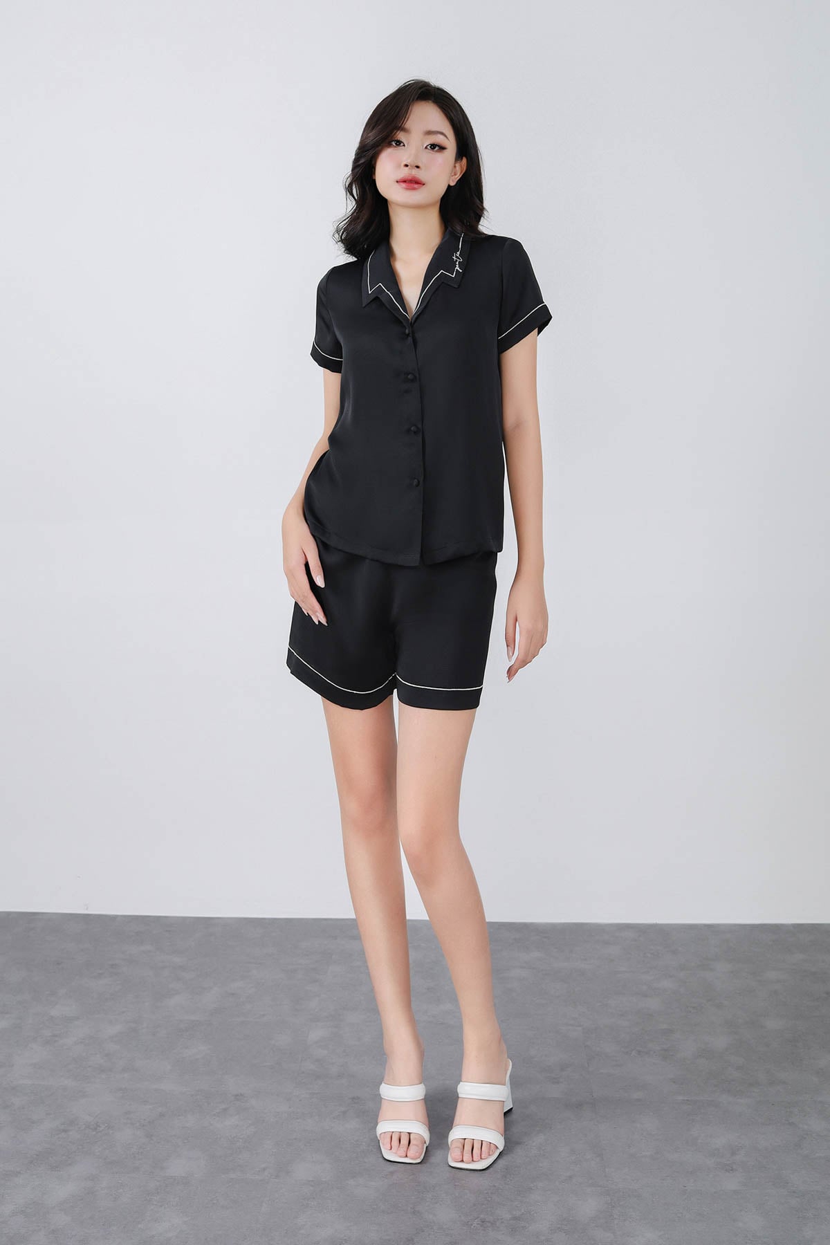 BMN3070 - Bộ đồ ngủ vải lụa dáng suông áo cộc cổ kiểu phối họa tiết thêu quần short cạp chun - PANTIO