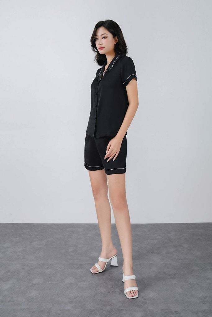 BMN3070 - Bộ đồ ngủ vải lụa dáng suông áo cộc cổ kiểu phối họa tiết thêu quần short cạp chun - PANTIO