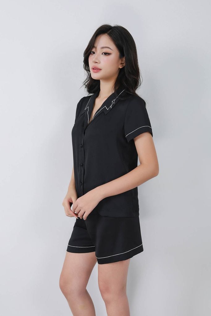 BMN3070 - Bộ đồ ngủ vải lụa dáng suông áo cộc cổ kiểu phối họa tiết thêu quần short cạp chun - PANTIO