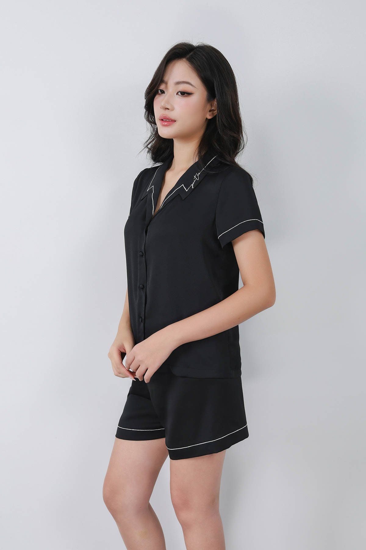 BMN3070 - Bộ đồ ngủ vải lụa dáng suông áo cộc cổ kiểu phối họa tiết thêu quần short cạp chun - PANTIO