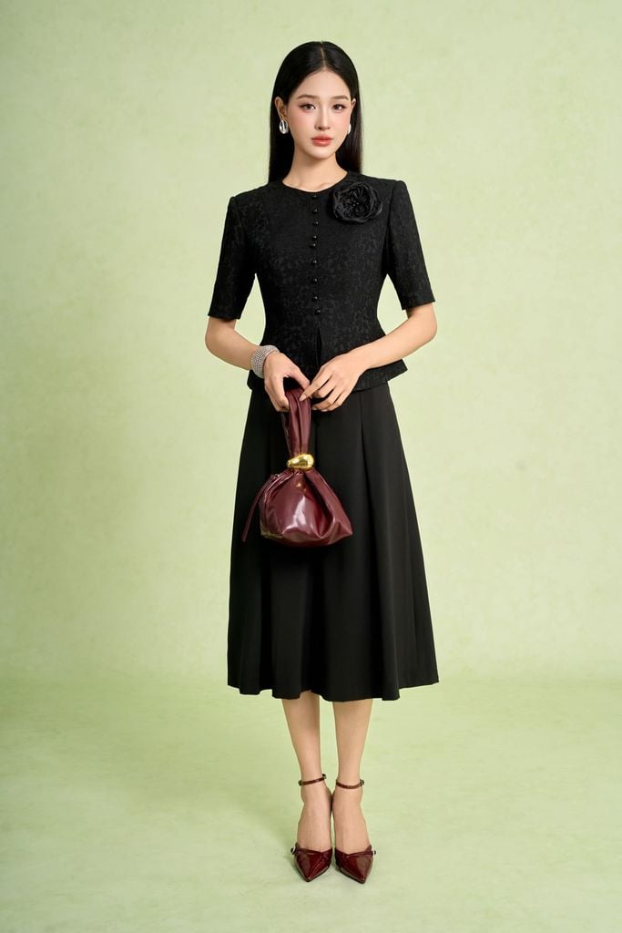 FAD9543 - Áo kiểu công sở dáng peplum cổ tròn tay cộc thân trước phối khuy kèm hoa cài tạo kiểu - PANTIO