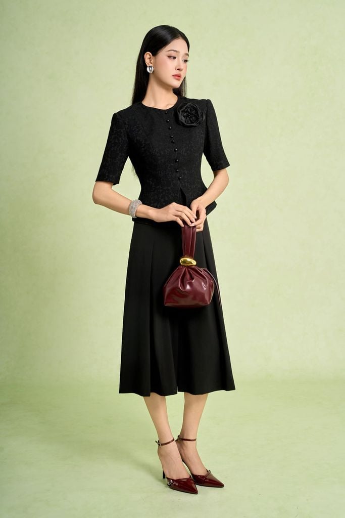 FAD9543 - Áo kiểu công sở dáng peplum cổ tròn tay cộc thân trước phối khuy kèm hoa cài tạo kiểu - PANTIO