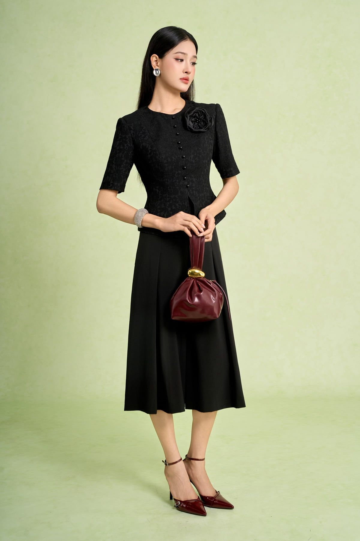 FAD9543 - Áo kiểu công sở dáng peplum cổ tròn tay cộc thân trước phối khuy kèm hoa cài tạo kiểu - PANTIO