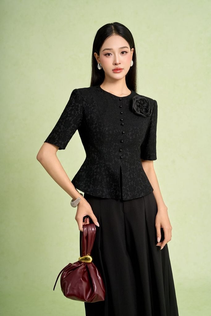 FAD9543 - Áo kiểu công sở dáng peplum cổ tròn tay cộc thân trước phối khuy kèm hoa cài tạo kiểu - PANTIO
