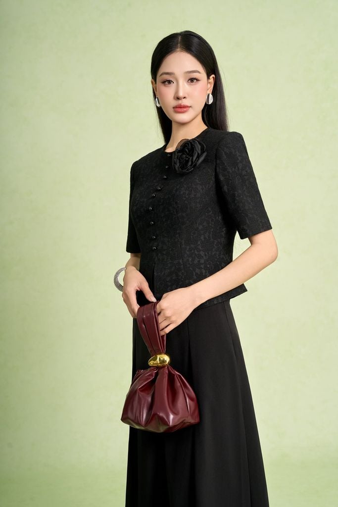 FAD9543 - Áo kiểu công sở dáng peplum cổ tròn tay cộc thân trước phối khuy kèm hoa cài tạo kiểu - PANTIO