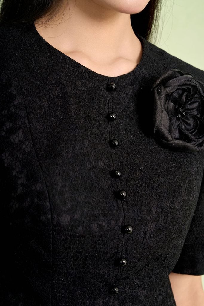 FAD9543 - Áo kiểu công sở dáng peplum cổ tròn tay cộc thân trước phối khuy kèm hoa cài tạo kiểu - PANTIO