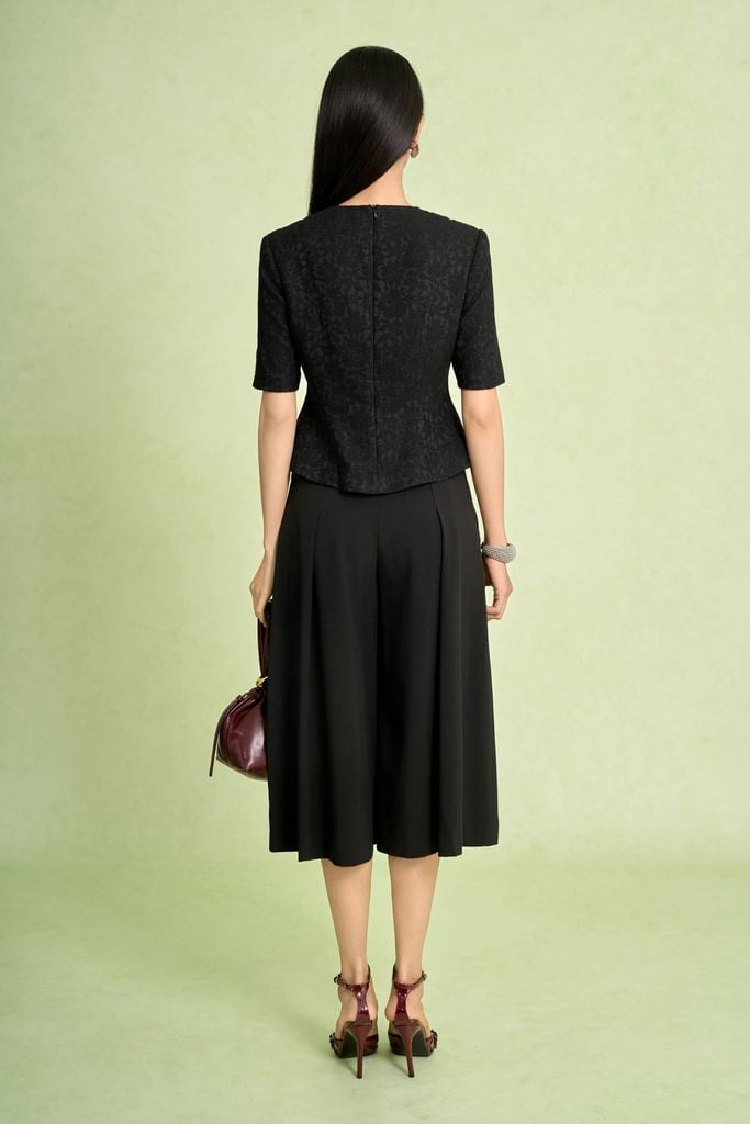 FAD9543 - Áo kiểu công sở dáng peplum cổ tròn tay cộc thân trước phối khuy kèm hoa cài tạo kiểu - PANTIO