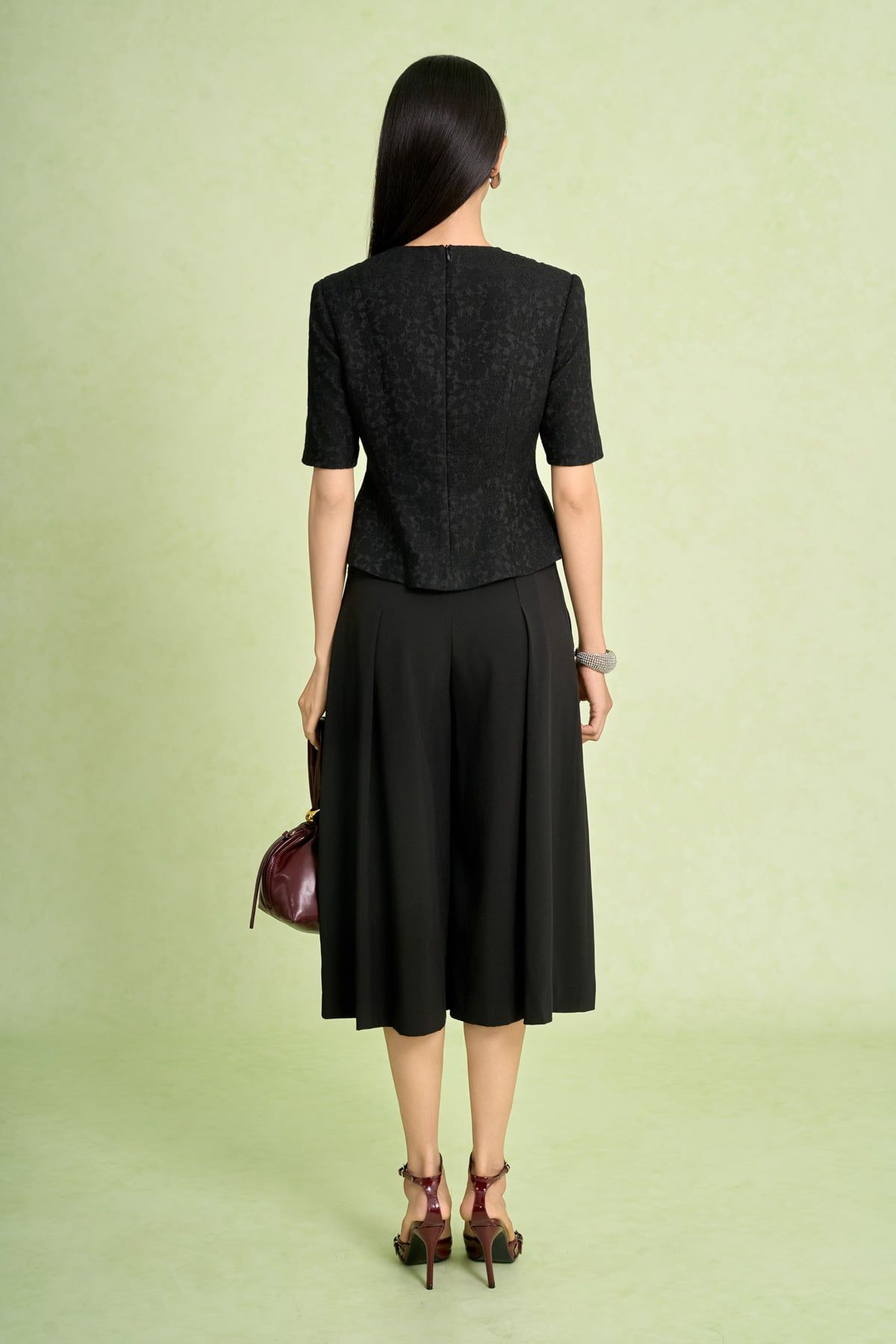 FAD9543 - Áo kiểu công sở dáng peplum cổ tròn tay cộc thân trước phối khuy kèm hoa cài tạo kiểu - PANTIO