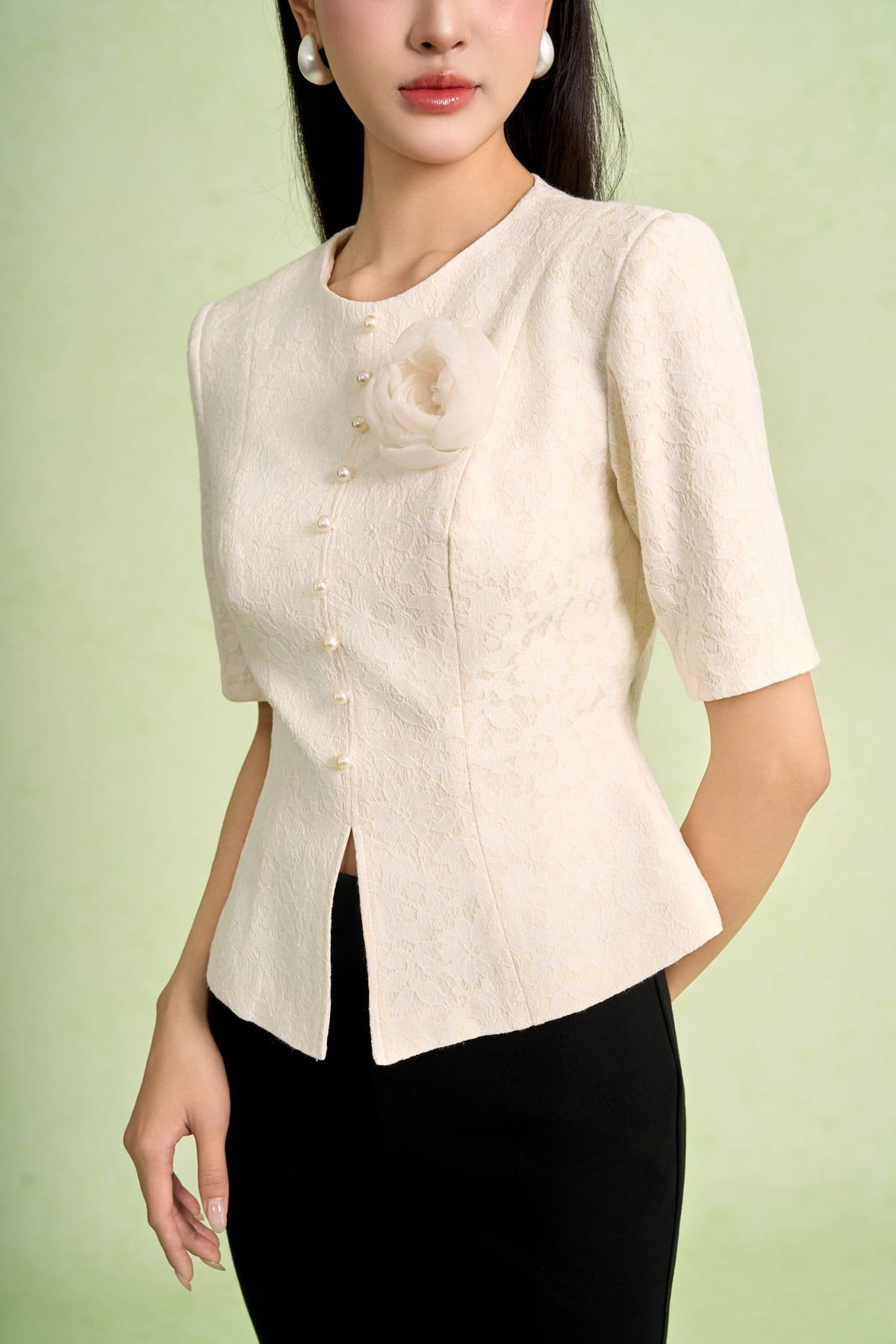 FAD9543 - Áo kiểu công sở dáng peplum cổ tròn tay cộc thân trước phối khuy kèm hoa cài tạo kiểu - PANTIO