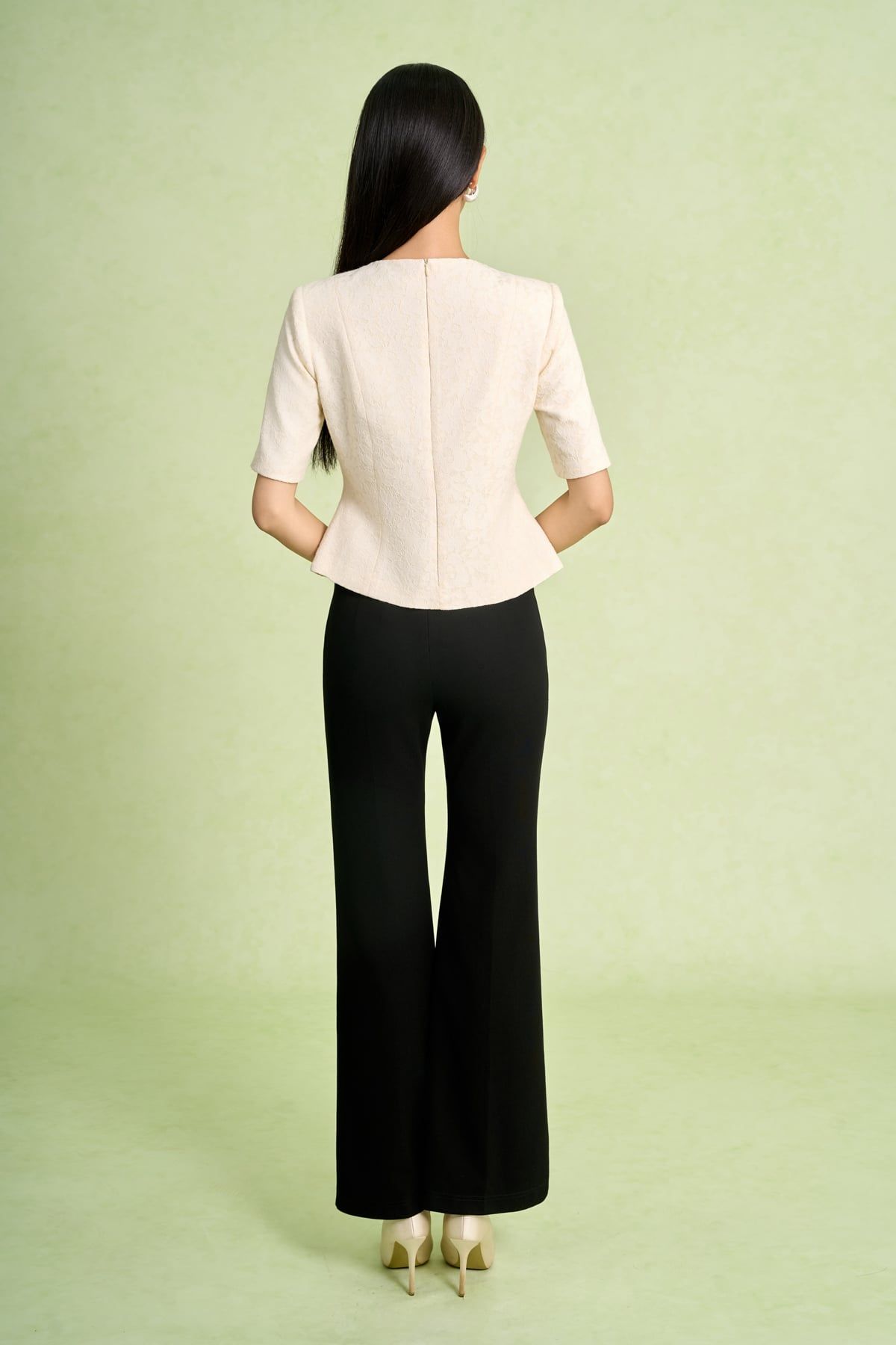 FAD9543 - Áo kiểu công sở dáng peplum cổ tròn tay cộc thân trước phối khuy kèm hoa cài tạo kiểu - PANTIO