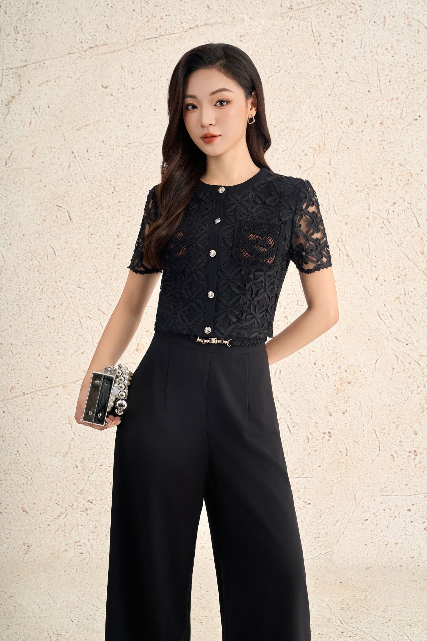 FAK11410 - Áo kiểu công sở vải ren hoa dáng ngắn cổ tròn tay cộc ngực áo có túi tạo kiểu - PANTIO