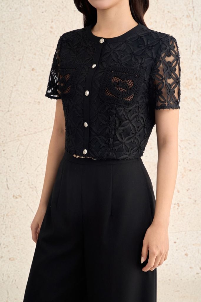 FAK11410 - Áo kiểu công sở vải ren hoa dáng ngắn cổ tròn tay cộc ngực áo có túi tạo kiểu - PANTIO