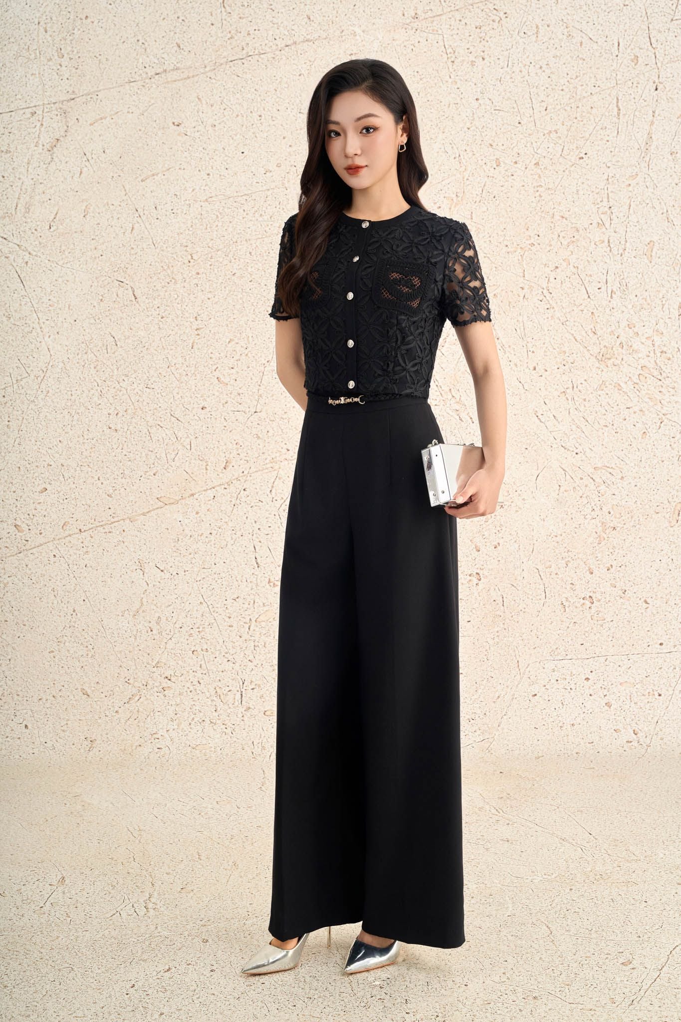 FAK11410 - Áo kiểu công sở vải ren hoa dáng ngắn cổ tròn tay cộc ngực áo có túi tạo kiểu - PANTIO