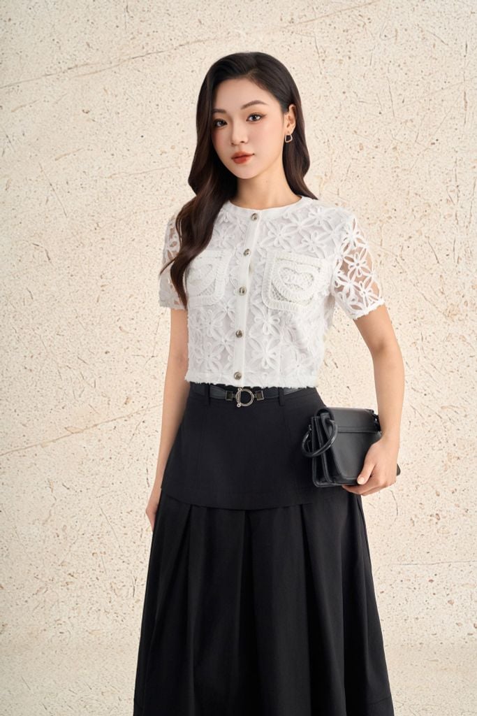 FAK11410 - Áo kiểu công sở vải ren hoa dáng ngắn cổ tròn tay cộc ngực áo có túi tạo kiểu - PANTIO