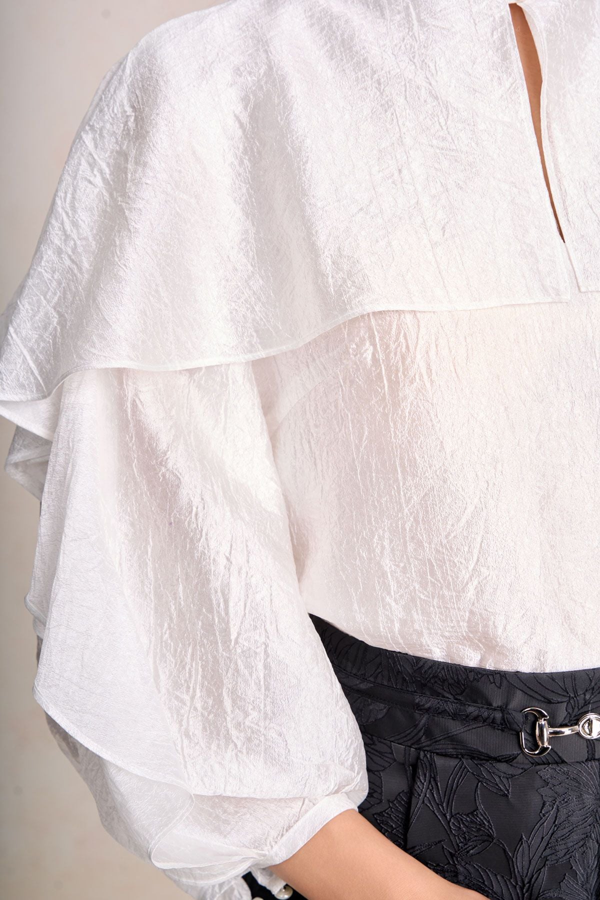 FAK11515 - Áo sơ mi kiểu công sở vải tơ dáng suông cổ tròn tay bồng phối bèo tạo kiểu - PANTIO