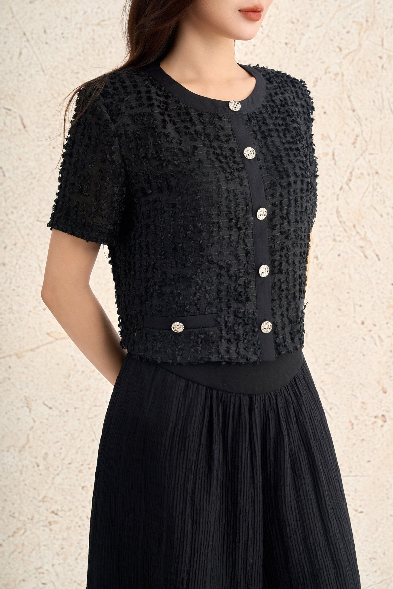 FAK31458 - Áo kiểu công sở vải tơ dáng ngắn cổ tròn tay cộc thân áo đính khuy đá tạo kiểu - PANTIO