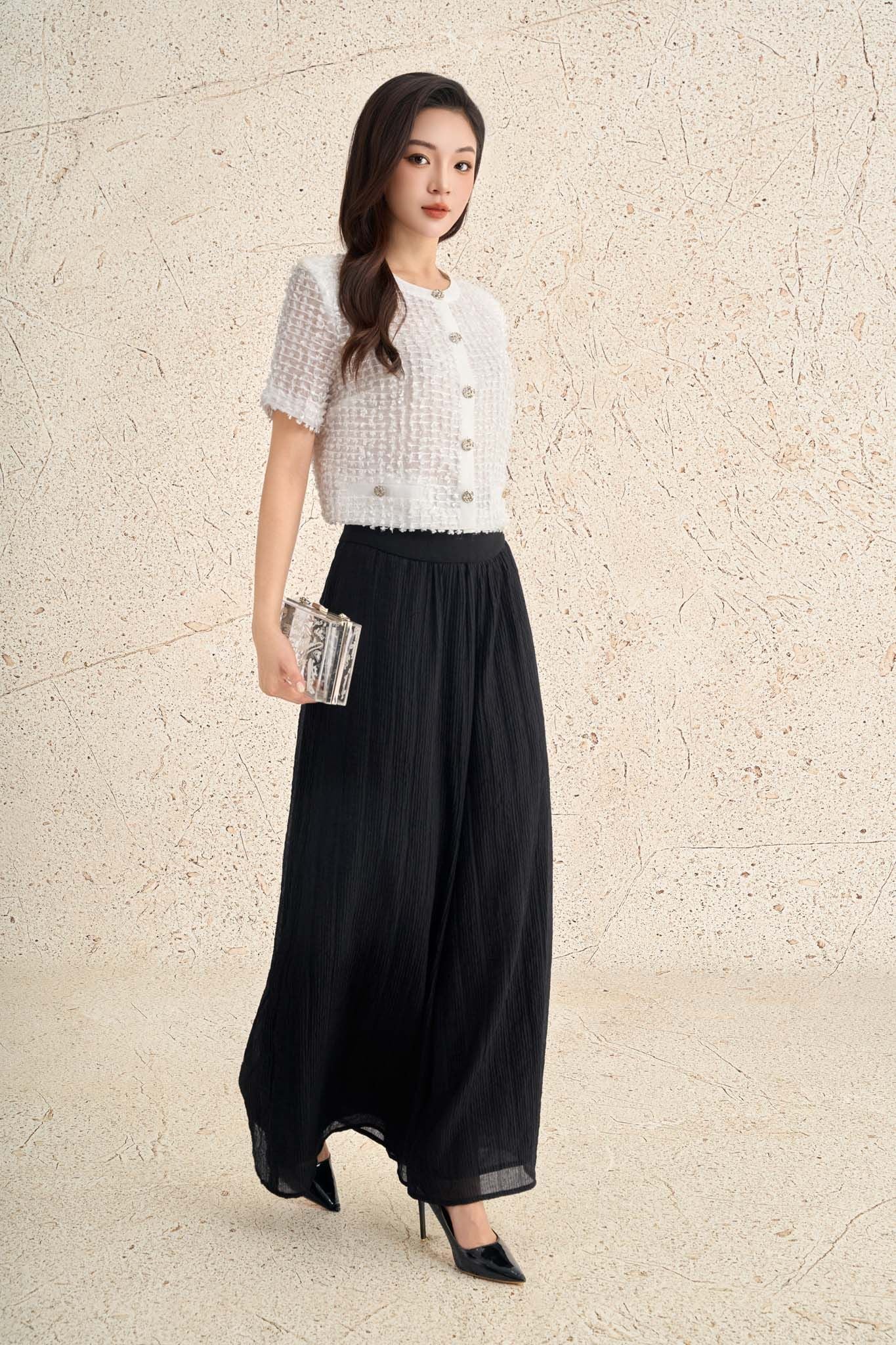 FAK31458 - Áo kiểu công sở vải tơ dáng ngắn cổ tròn tay cộc thân áo đính khuy đá tạo kiểu - PANTIO