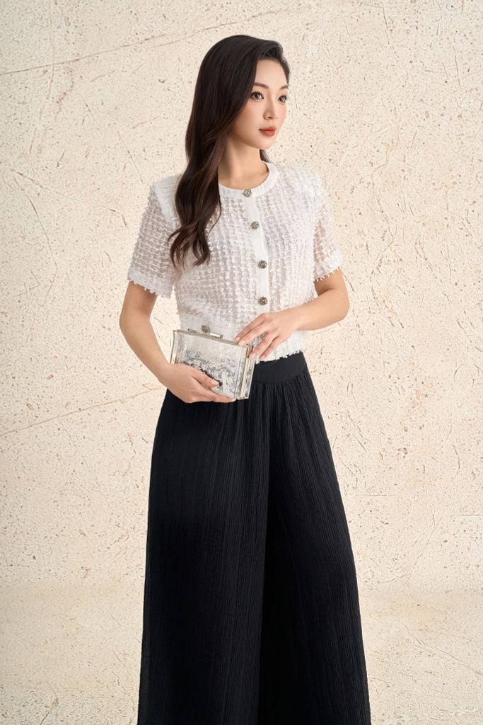 FAK31458 - Áo kiểu công sở vải tơ dáng ngắn cổ tròn tay cộc thân áo đính khuy đá tạo kiểu - PANTIO