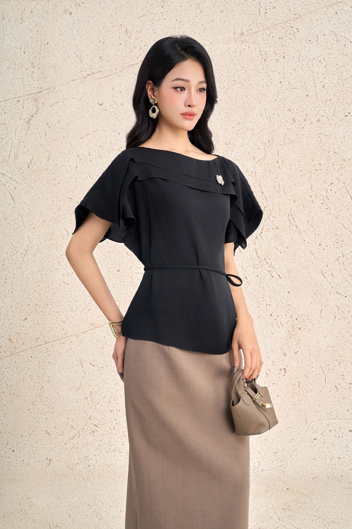 FAK31516 - Áo sơ mi kiểu công sở vải tơ dáng suông cổ tròn vai chờm phối vạt tạo kiểu - PANTIO