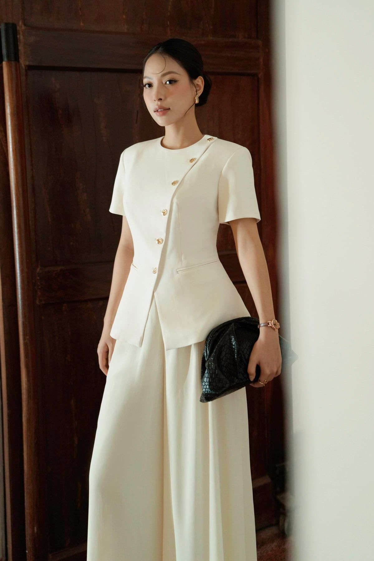 FAK31546 - Áo kiểu công sở vải thô dáng peplum cổ tròn tay cộc thân áo phối khuy vạt lệch cách điệu - PANTIO