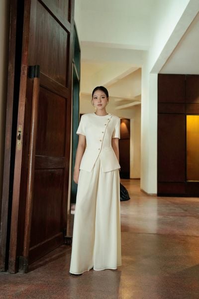 FAK31546 - Áo kiểu công sở vải thô dáng peplum cổ tròn tay cộc thân áo phối khuy vạt lệch cách điệu - PANTIO