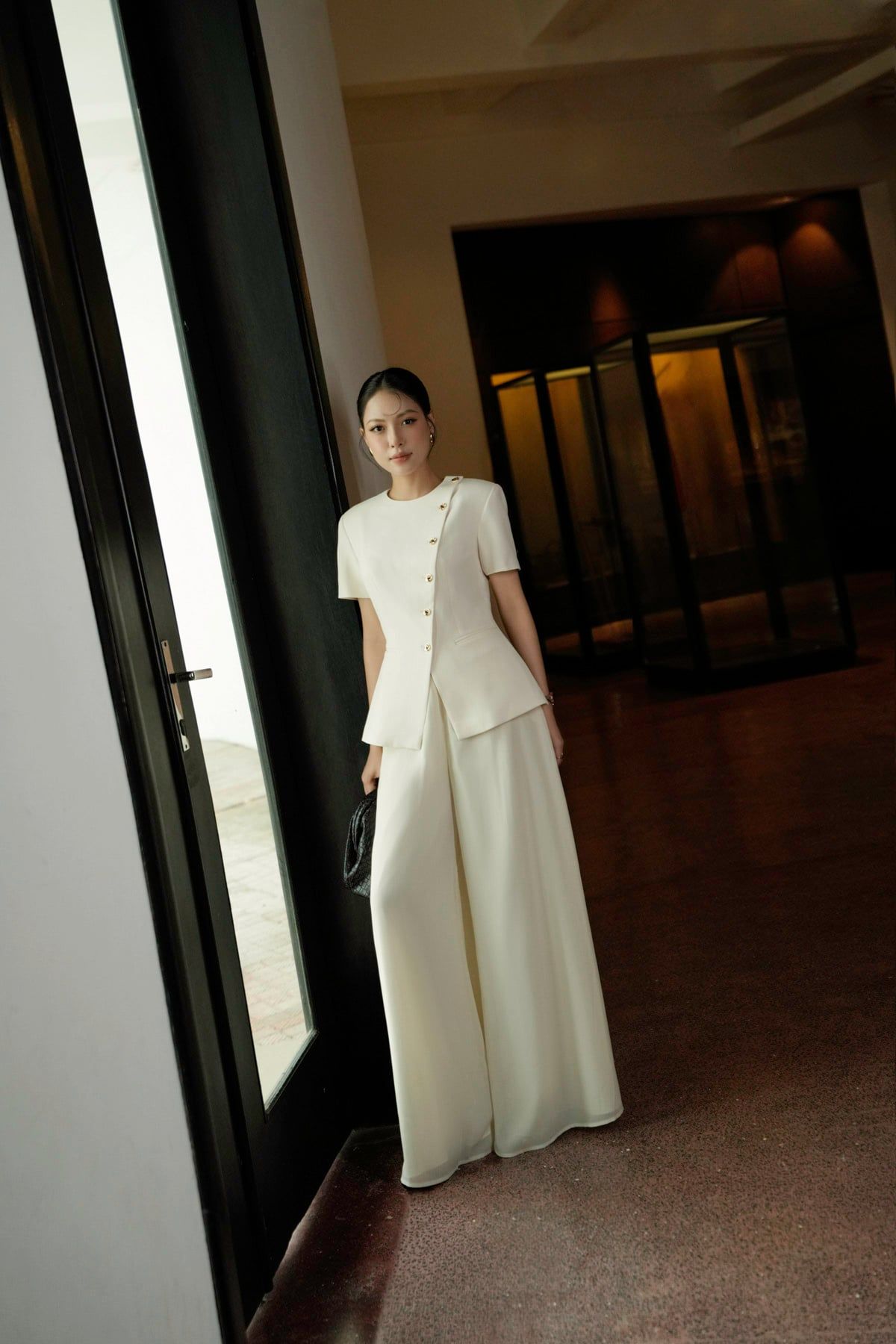 FAK31546 - Áo kiểu công sở vải thô dáng peplum cổ tròn tay cộc thân áo phối khuy vạt lệch cách điệu - PANTIO