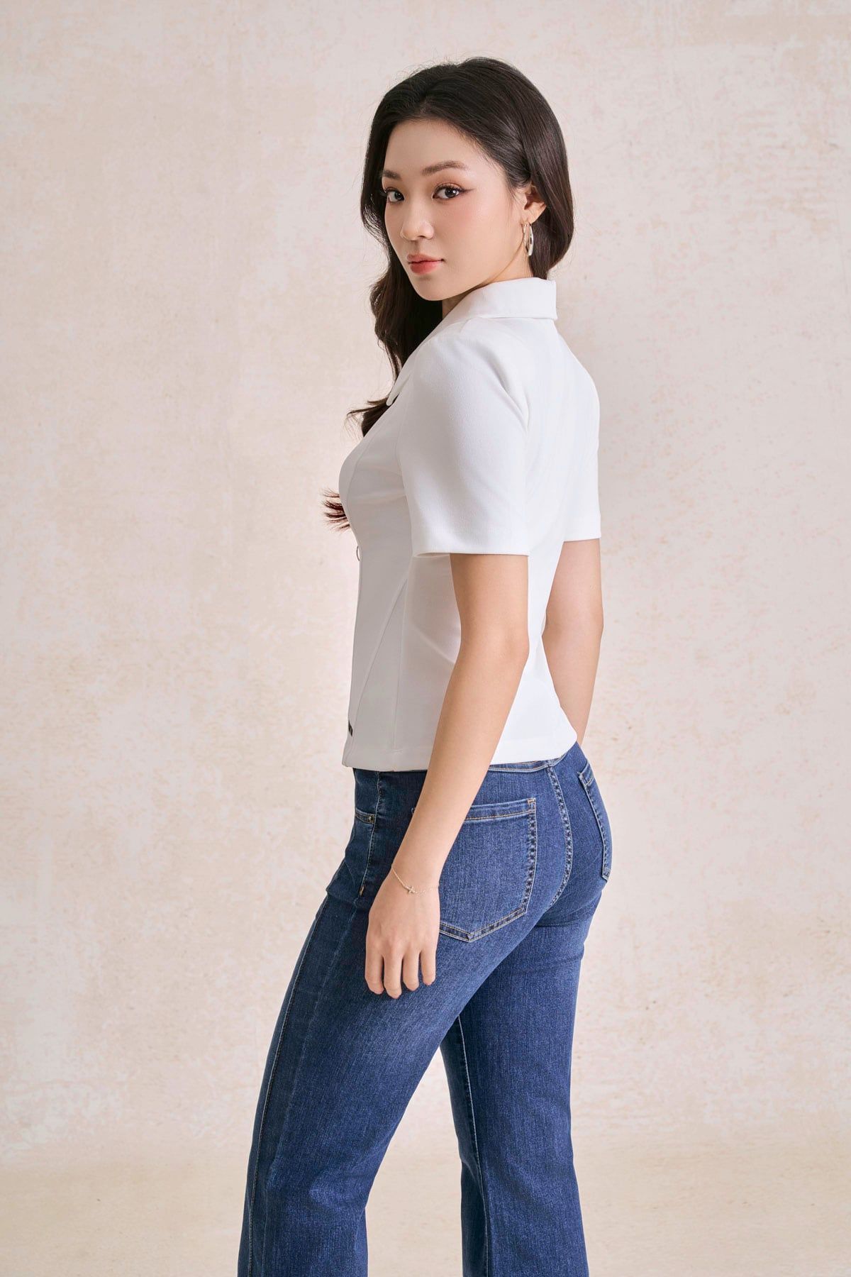 FAK31555 - Áo kiểu công sở vải cotton dáng ôm cổ bẻ tay cộc thân áo phối đường gân tạo kiểu gấu áo in hoạ tiết - tỷ lệ kèo 8899