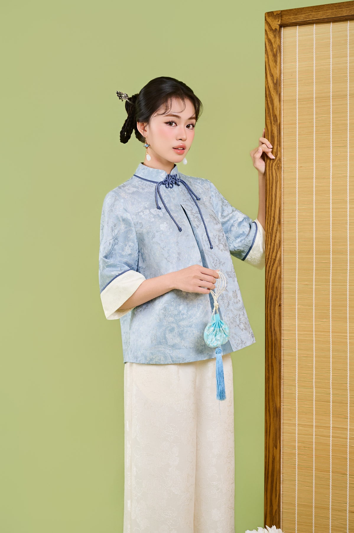 FAK51518 - Áo kiểu vải gấm dáng suông cổ tàu đính nơ tay giác lăng thân áo phối ly bung tạo kiểu - JAN.