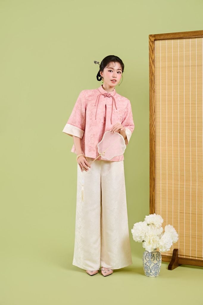 FAK51518 - Áo kiểu vải gấm dáng suông cổ tàu đính nơ tay giác lăng thân áo phối ly bung tạo kiểu - JAN.