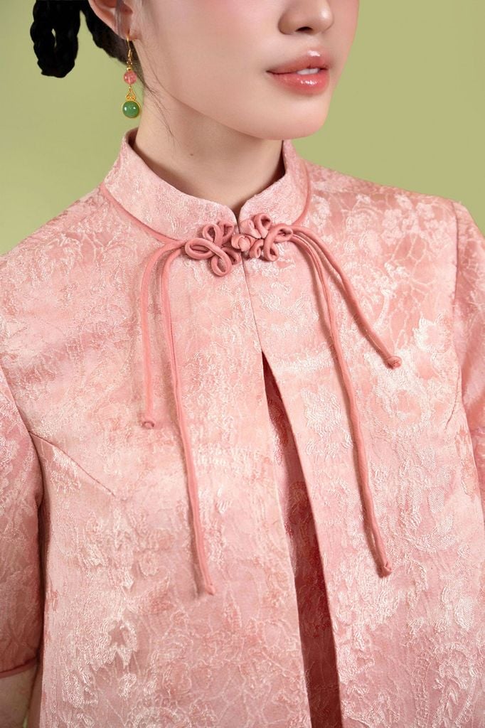 FAK51518 - Áo kiểu vải gấm dáng suông cổ tàu đính nơ tay giác lăng thân áo phối ly bung tạo kiểu - JAN.