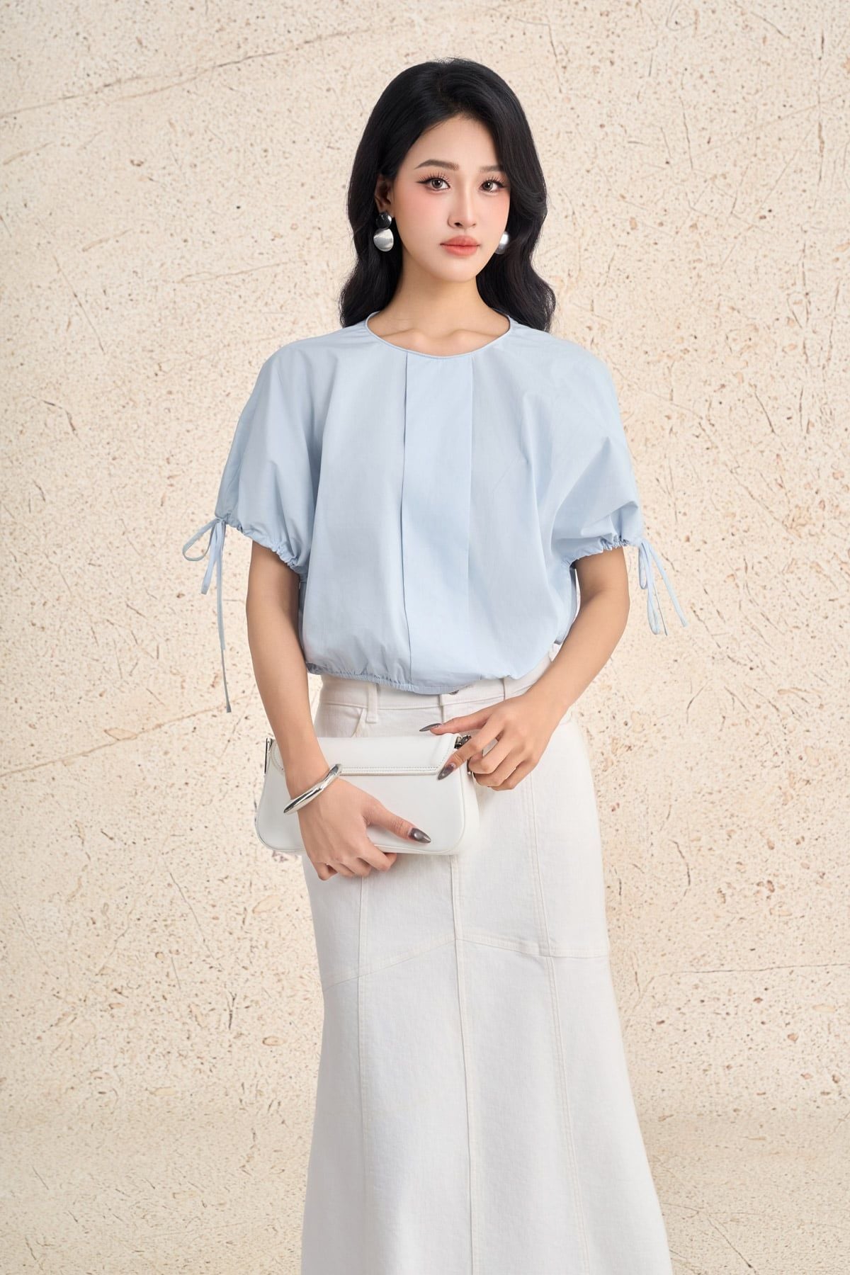 FAK71500 - Áo kiểu dạo phố vải thô dáng ngắn cổ tròn tay cộc phối dây thắt tạo kiểu - PANTIO