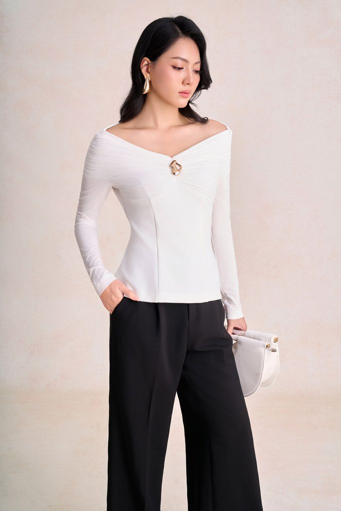 FAK91581 - Áo kiểu công sở vải len dáng ôm trễ vai tay dài ngực áo phối mắc cài kim loại thời trang - PANTIO