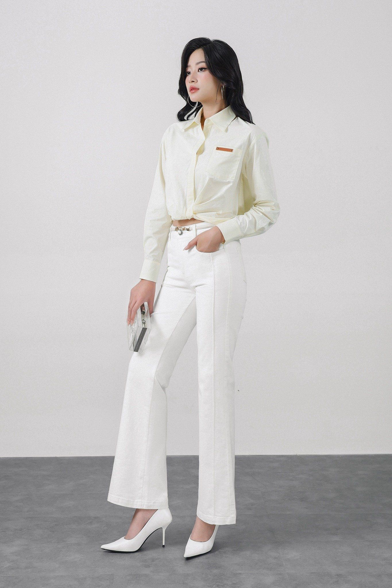 FAS13921 - Áo sơ mi vải thô kate dáng croptop cổ đức xẻ V tay dài phối măng sec thời trang - PANTIO