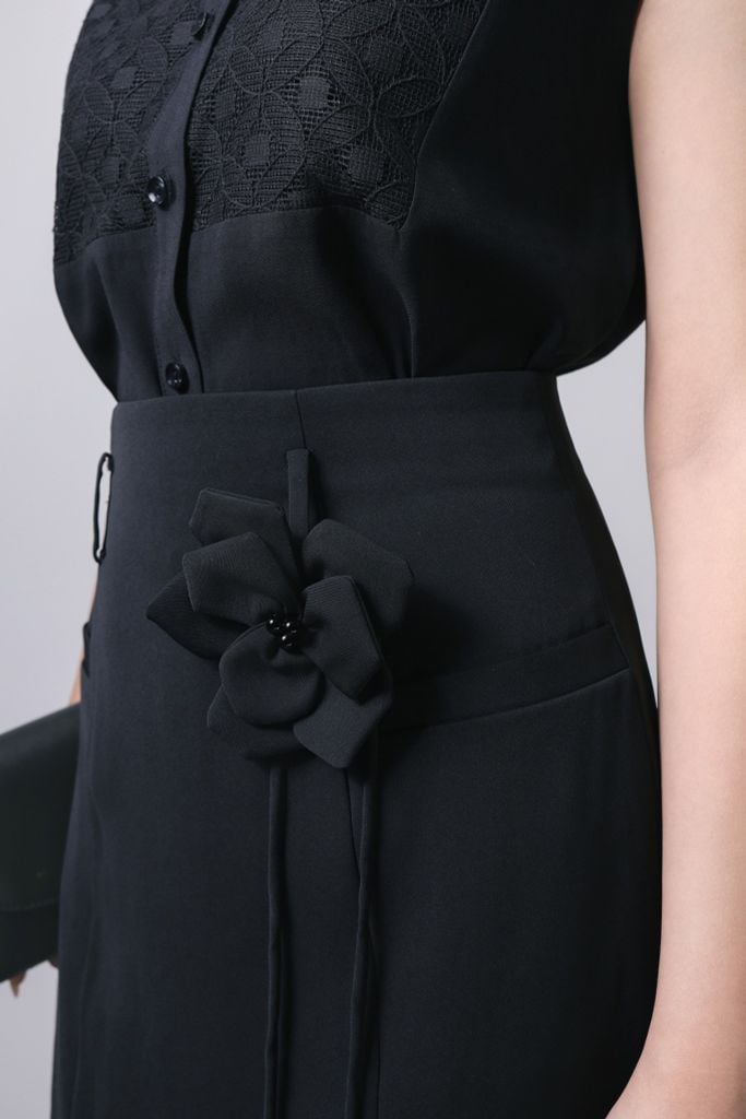 FJD51269 - Chân váy dài công sở vải tuytsi dáng suông cạp liền thân váy phối dây hoa 3D thời trang khoá thân sau - PANTIO