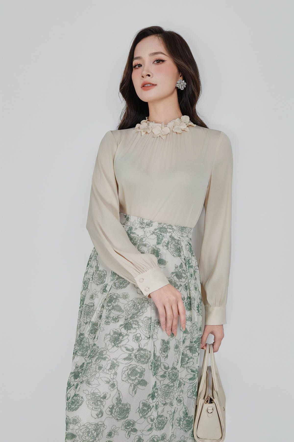 FAS13951 - Áo sơ mi công sở vải lụa dáng suông cổ đính hoa tạo kiểu tay dài phối măng sec - PANTIO