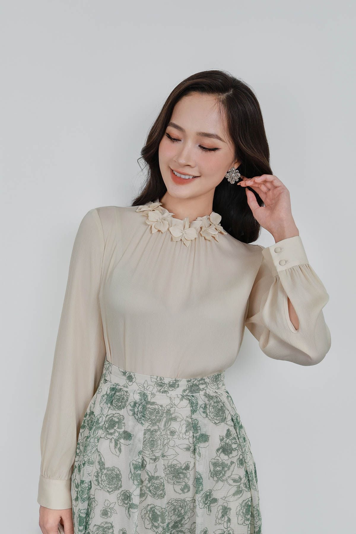 FAS13951 - Áo sơ mi công sở vải lụa dáng suông cổ đính hoa tạo kiểu tay dài phối măng sec - PANTIO