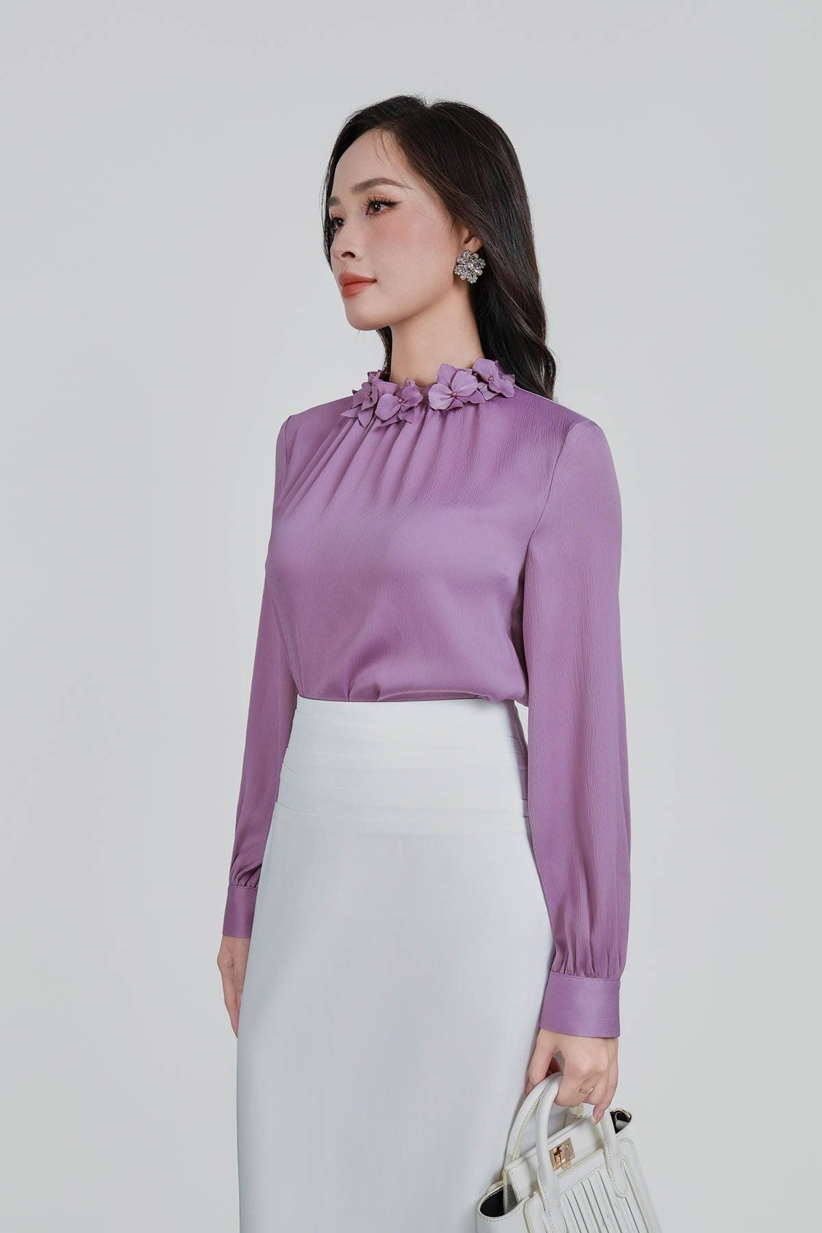 FAS13951 - Áo sơ mi công sở vải lụa dáng suông cổ đính hoa tạo kiểu tay dài phối măng sec - PANTIO