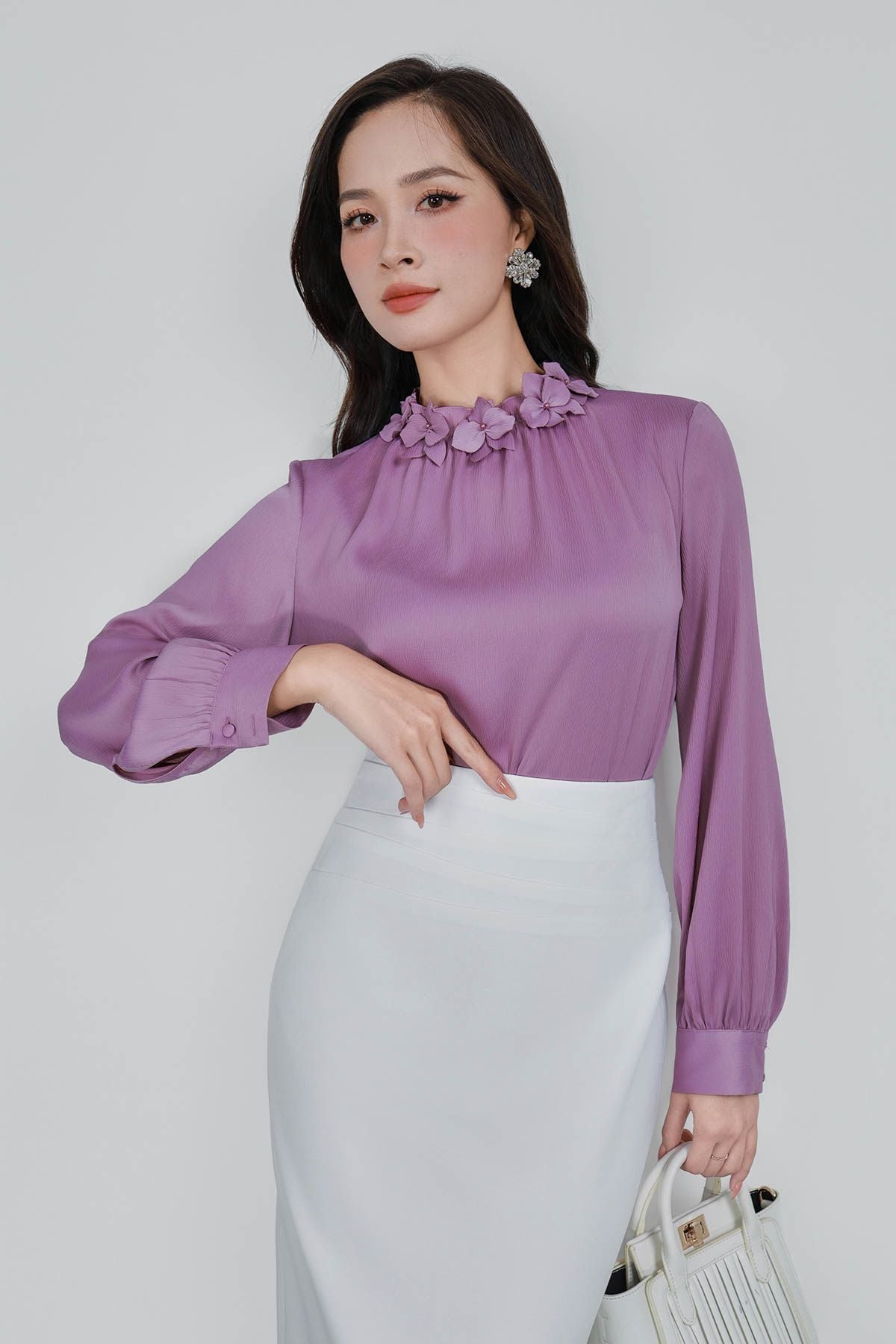 FAS13951 - Áo sơ mi công sở vải lụa dáng suông cổ đính hoa tạo kiểu tay dài phối măng sec - PANTIO