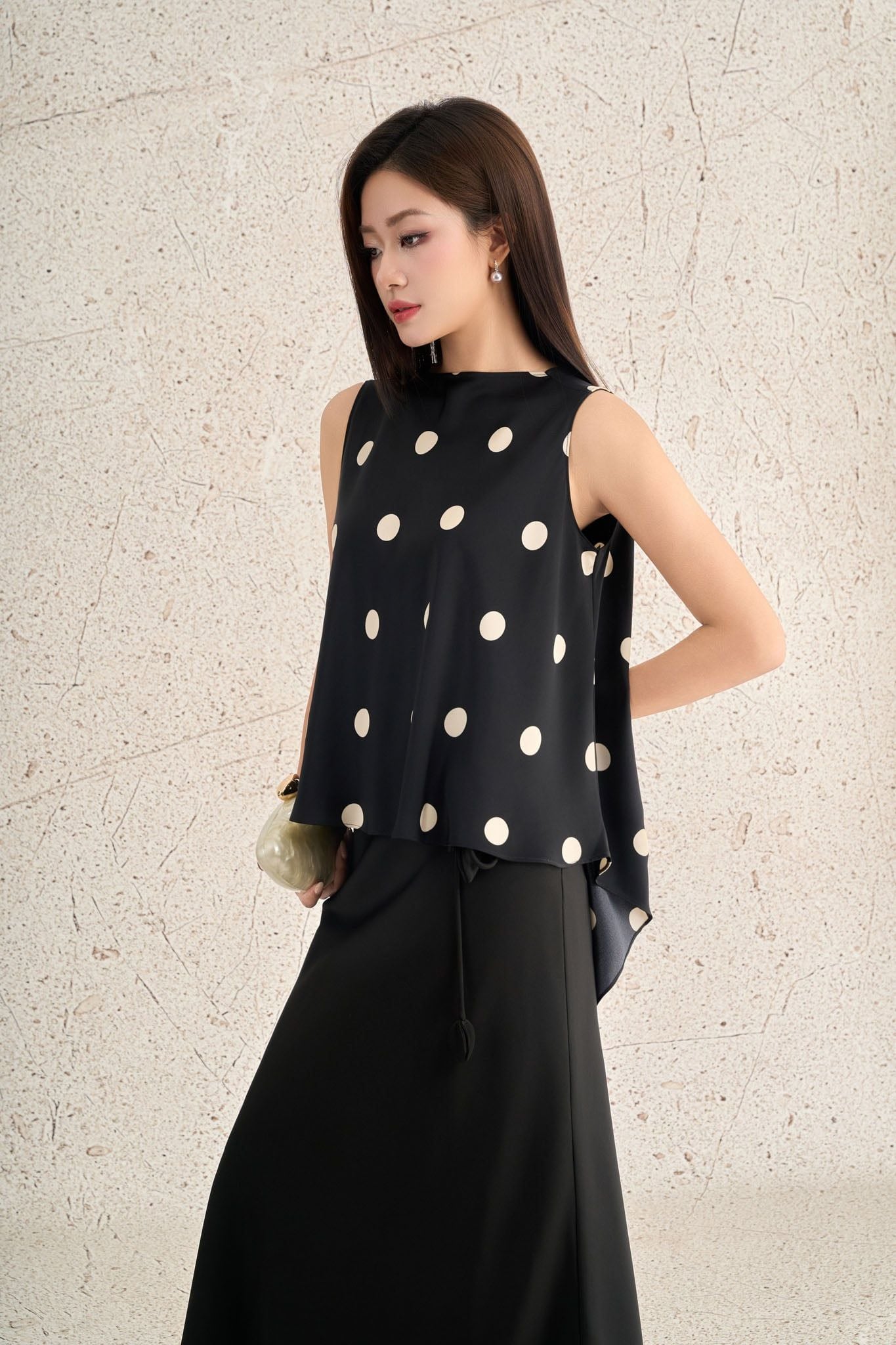 FAS14104 - Áo sơ mi công sở vải lụa tằm dáng suông cổ tròn không tay thân sau phối vạt dài xẻ tà cách điệu - PANTIO