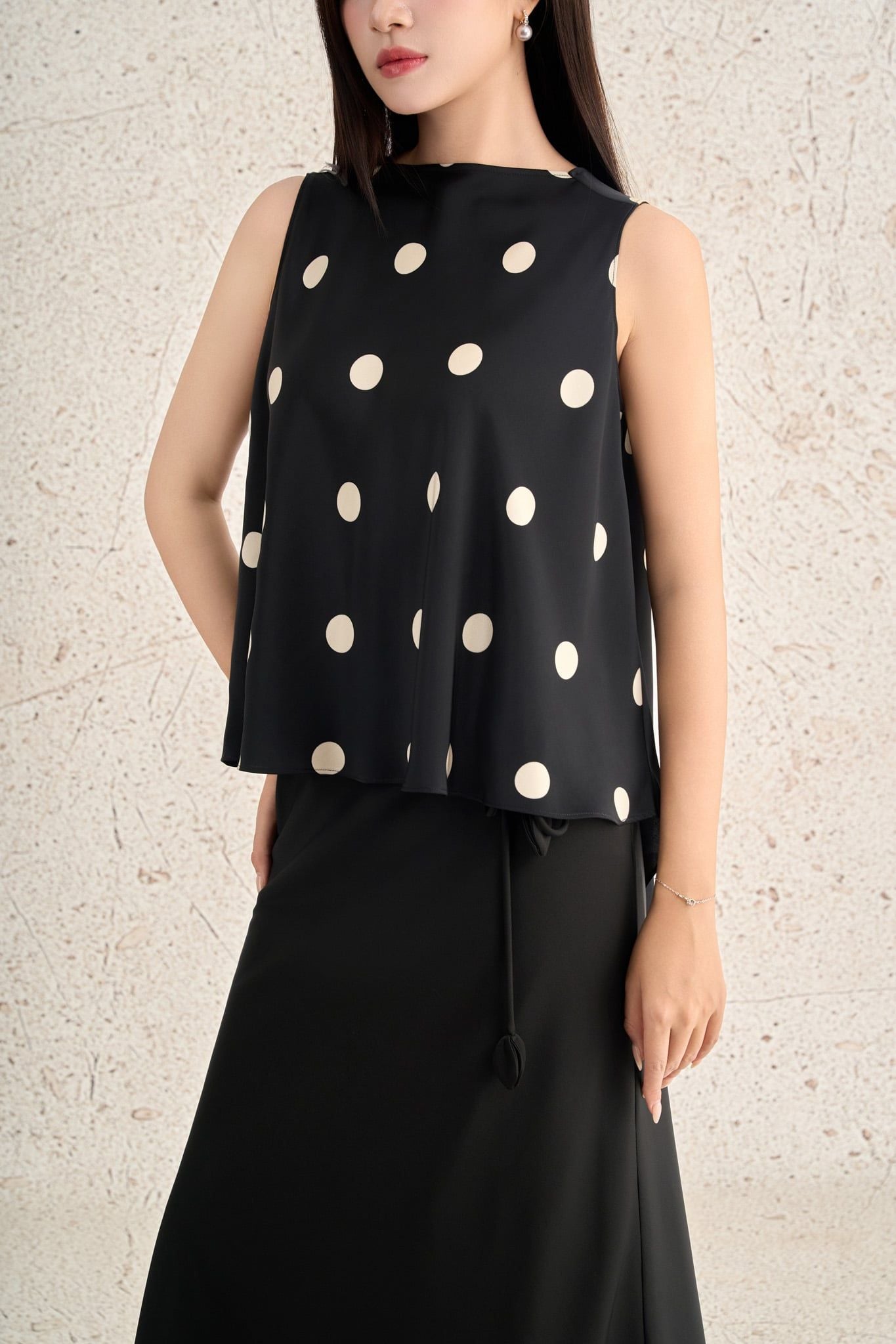 FAS14104 - Áo sơ mi công sở vải lụa tằm dáng suông cổ tròn không tay thân sau phối vạt dài xẻ tà cách điệu - PANTIO