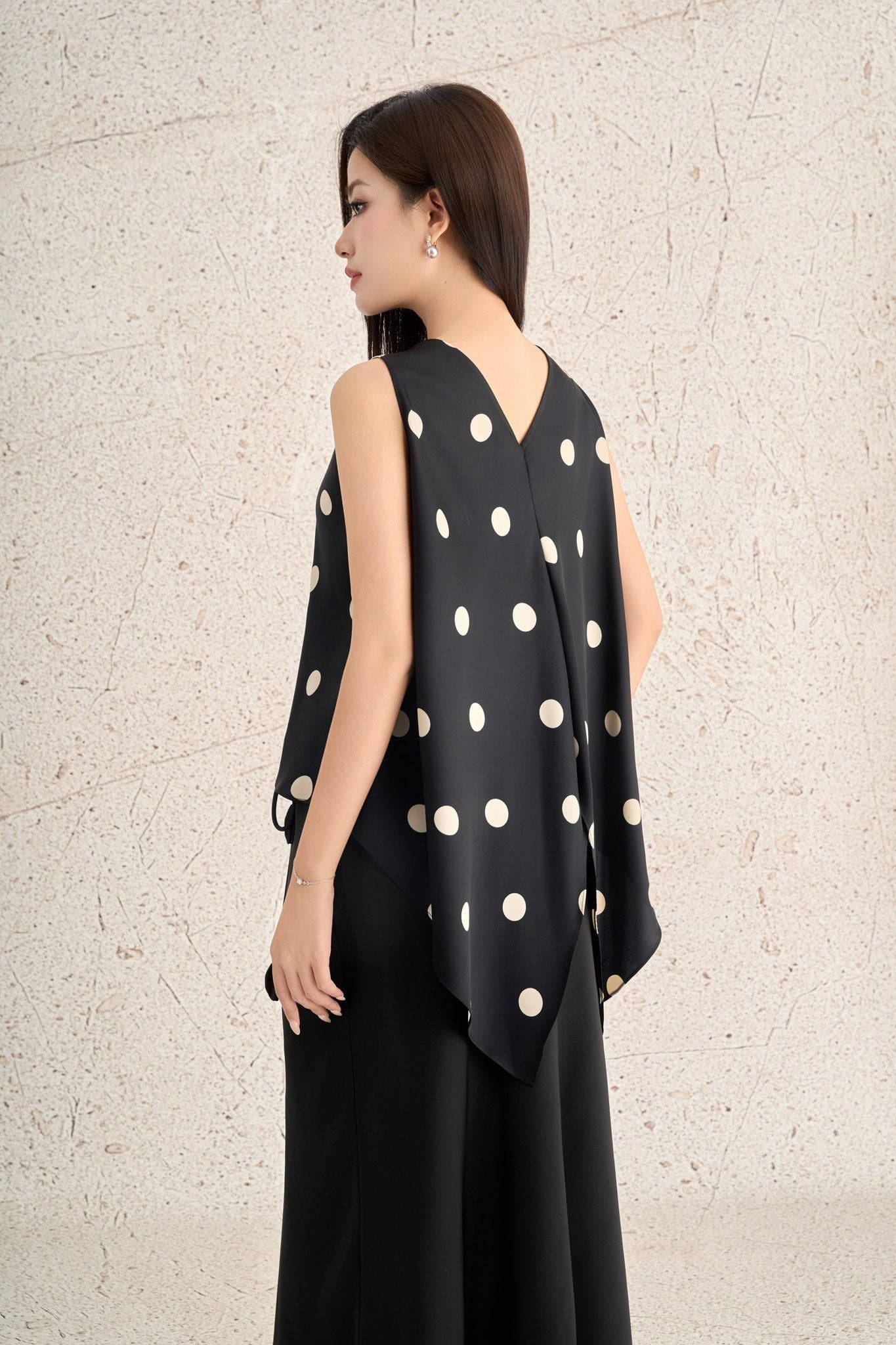 FAS14104 - Áo sơ mi công sở vải lụa tằm dáng suông cổ tròn không tay thân sau phối vạt dài xẻ tà cách điệu - PANTIO