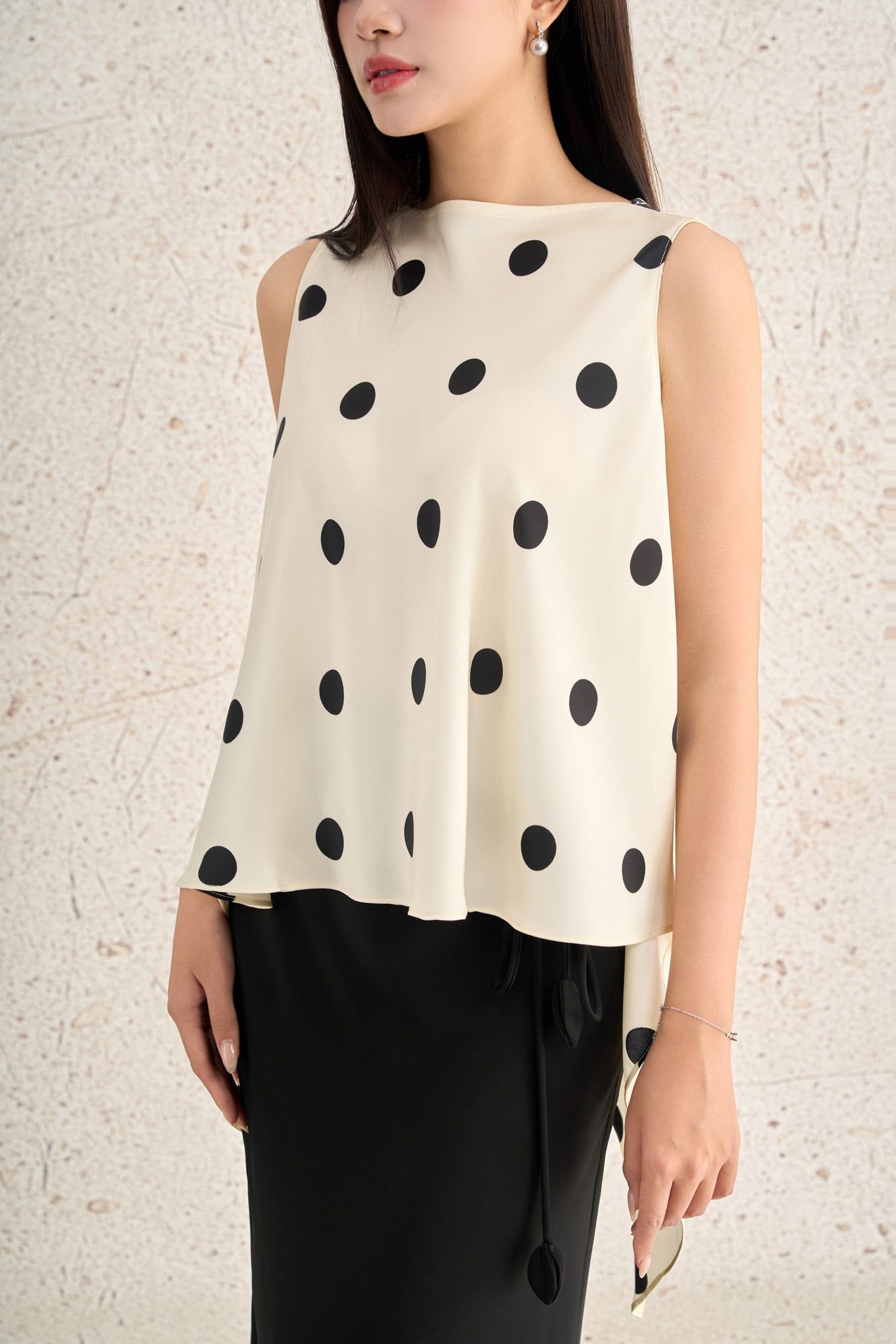 FAS14104 - Áo sơ mi công sở vải lụa tằm dáng suông cổ tròn không tay thân sau phối vạt dài xẻ tà cách điệu - PANTIO