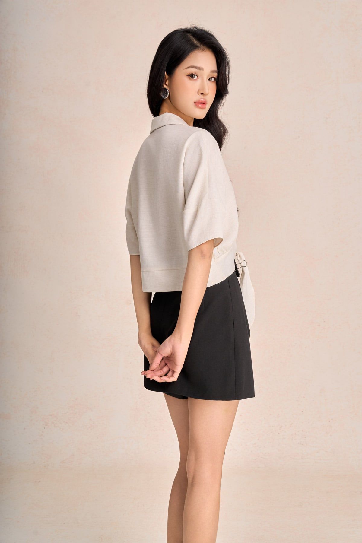 FAS14113 - Áo sơ mi dạo phố vải thô đũi dáng croptop cổ bẻ tay lửng gấu áo phối vạt thắt tạo kiểu - PANTIO