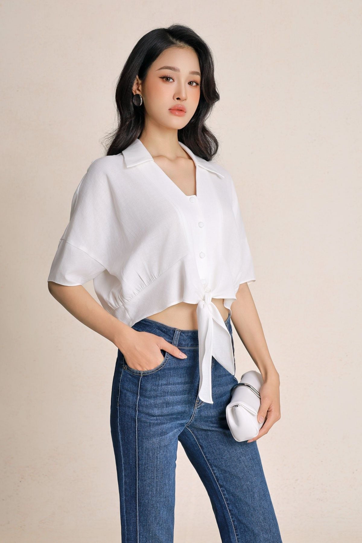 FAS14113 - Áo sơ mi dạo phố vải thô đũi dáng croptop cổ bẻ tay lửng gấu áo phối vạt thắt tạo kiểu - PANTIO