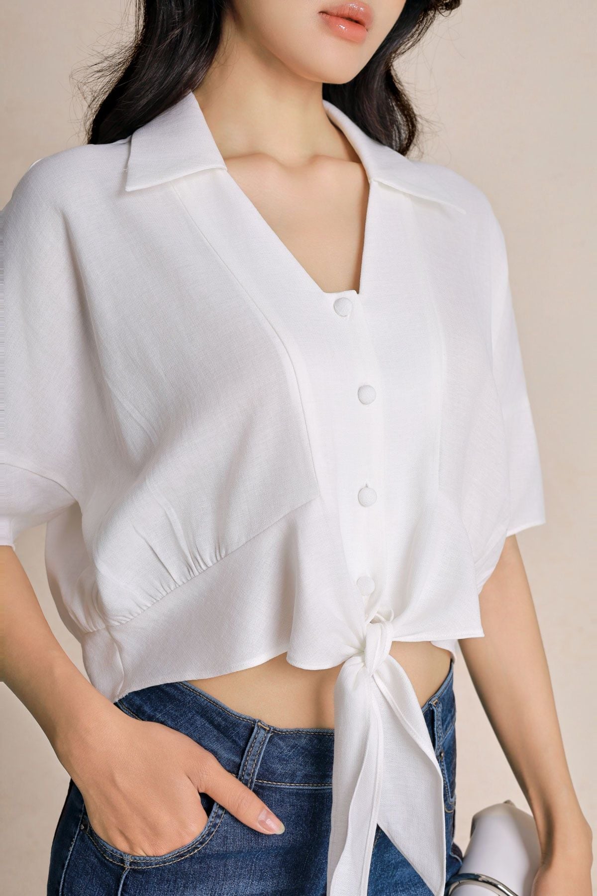 FAS14113 - Áo sơ mi dạo phố vải thô đũi dáng croptop cổ bẻ tay lửng gấu áo phối vạt thắt tạo kiểu - PANTIO