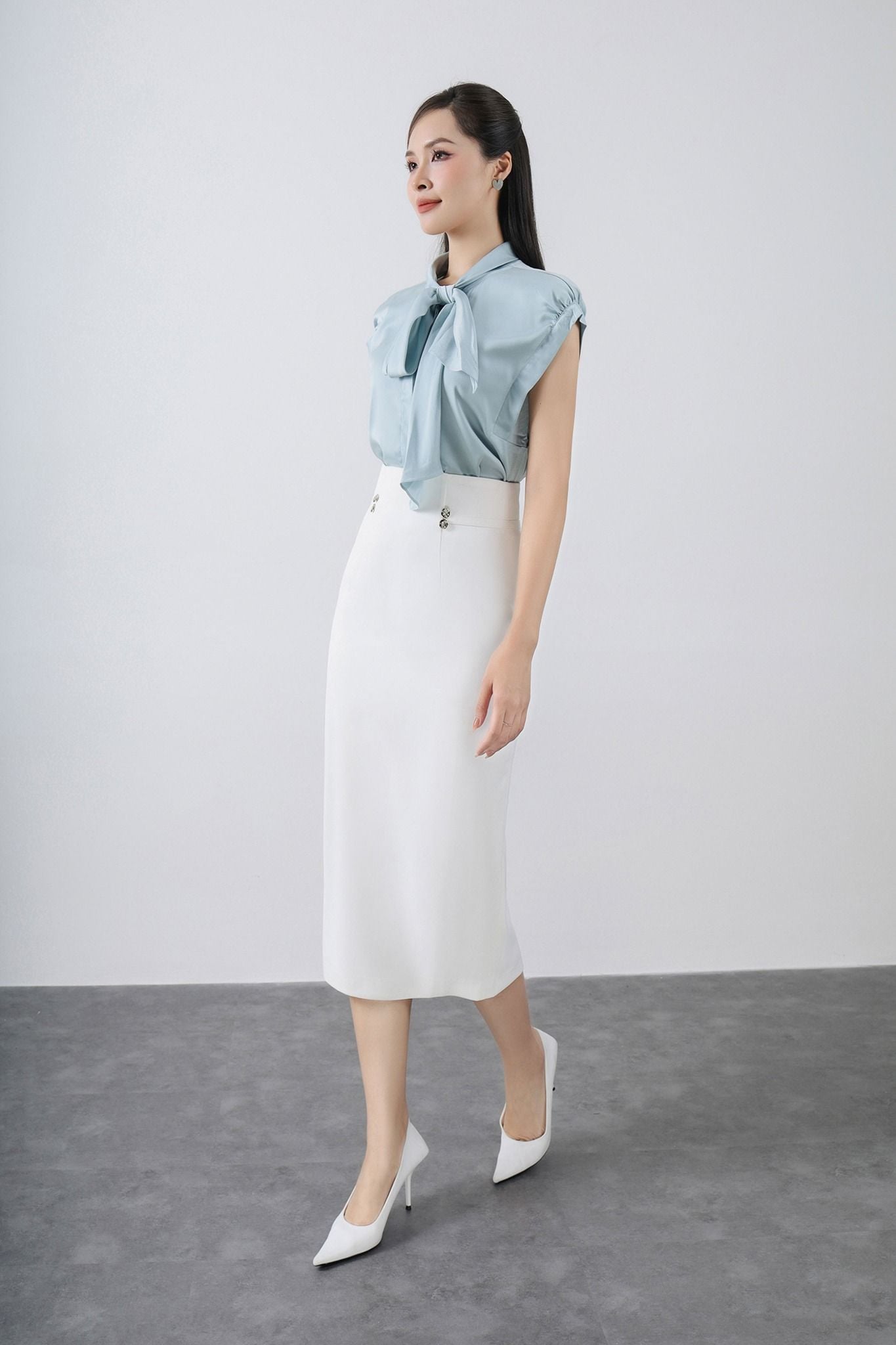 FAS33331- Áo kiểu công sở vải lụa dáng suông cổ tròn gập buộc nơ tay liền vai chờm - PANTIO