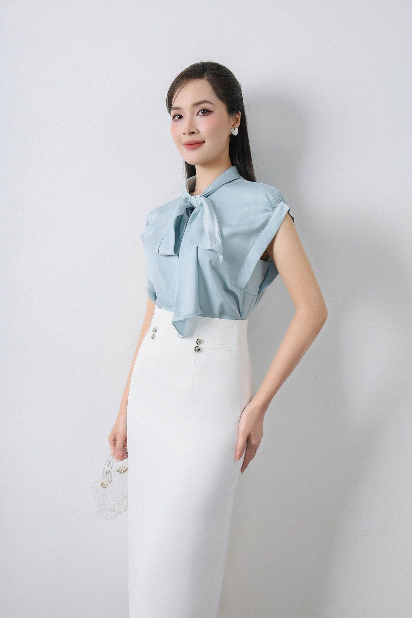 FAS33331- Áo kiểu công sở vải lụa dáng suông cổ tròn gập buộc nơ tay liền vai chờm - PANTIO