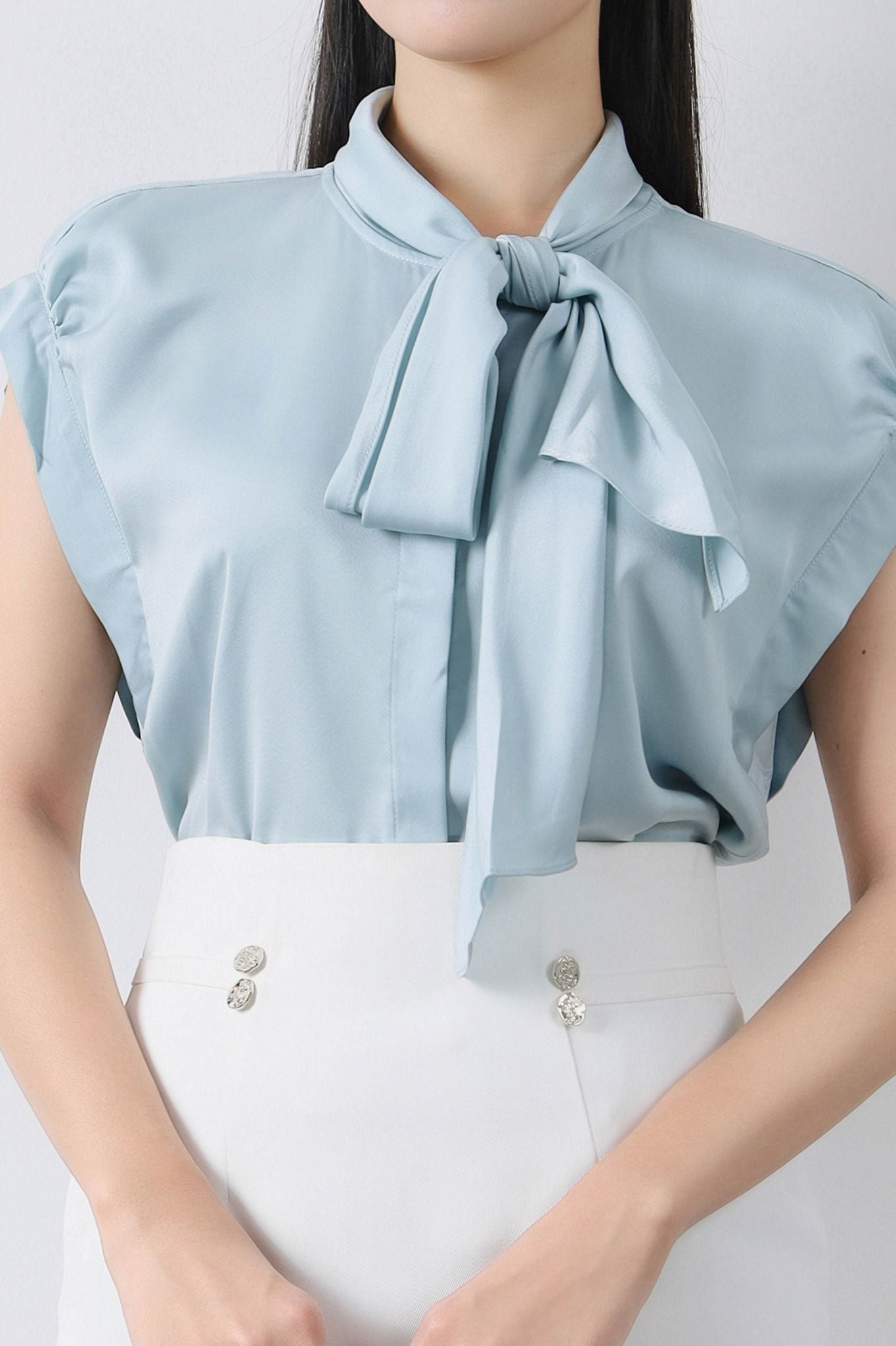 FAS33331- Áo kiểu công sở vải lụa dáng suông cổ tròn gập buộc nơ tay liền vai chờm - PANTIO